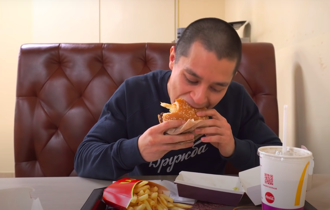 Посмотрев на фото моего обжорства, вы решите, что все причины набора веса ночью — банальны и примитивны. Но нет. Вы удивитесь, что может влиять на плюс, на ваших весах с утра. Хотя про лишнюю еду тоже будет.