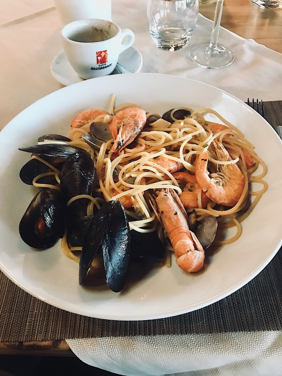 Это самая вкусная паста, которую я когда-либо пробовала (в Итальянском ресторане). В качестве соуса немного оливкового масла