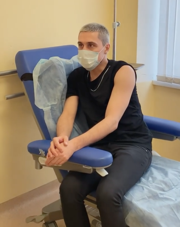 Дима Билан выложил в сеть, как он пришёл делать вторую часть вакцины