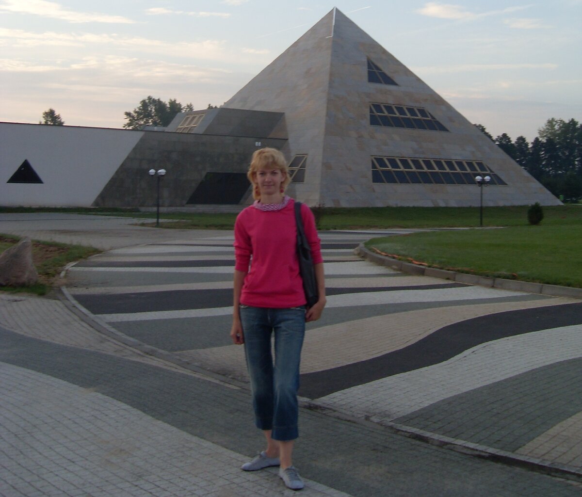 Утреннее фото с пирамидой-порталом отеля. На мне потрясающе удобные тряпичные тапочки, которые обежали потом весь Париж. 