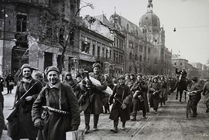  Фото с выставки. Евгений Халдей. В освобожденной Вене. Австрия, 1945. Источник: rosphoto.org