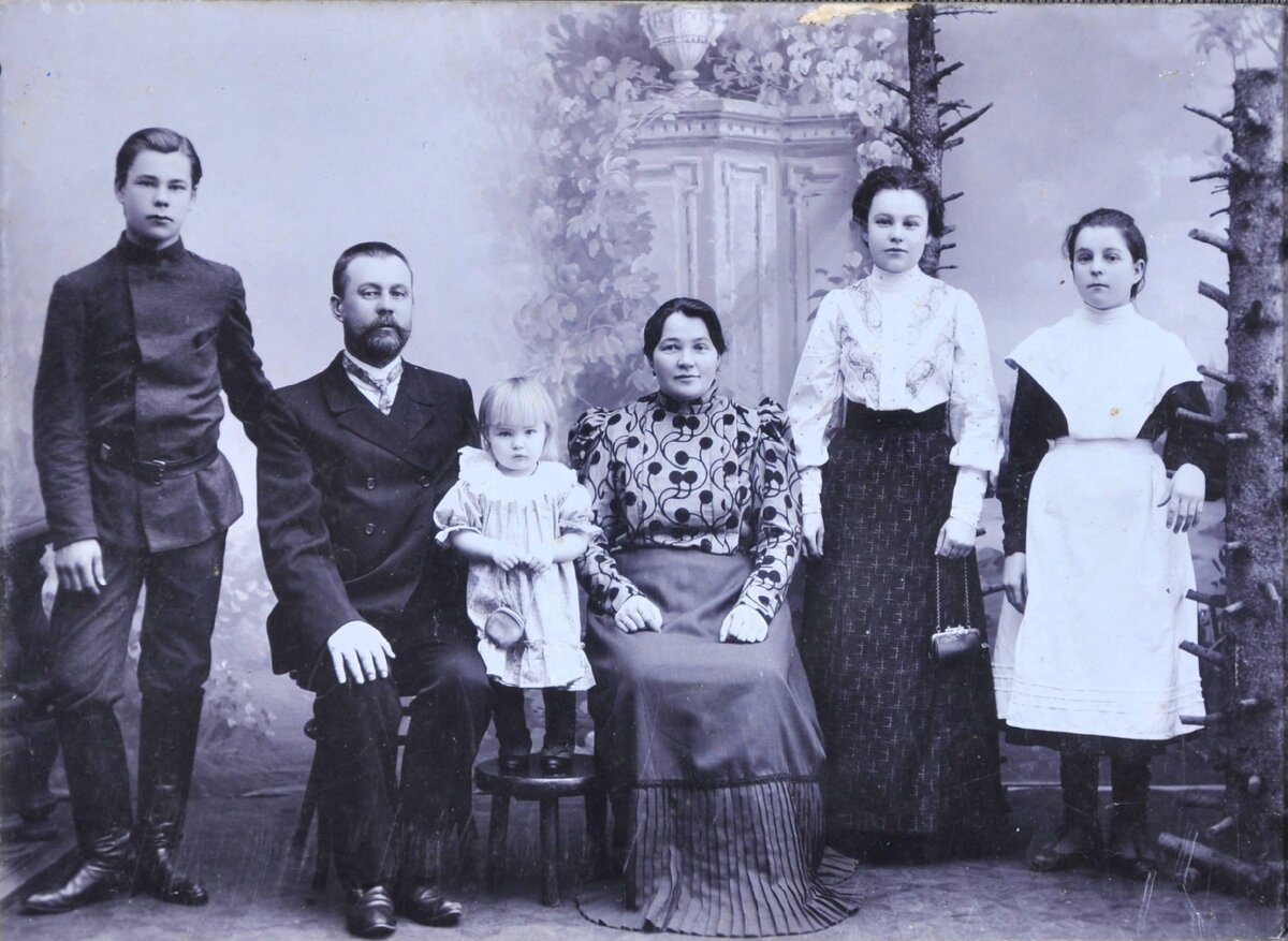 купцы на урале 19 века. богатейшее семейство купцов на урале. купец первой гильдии землянский. купеческая семья. старые семейные фотографии.