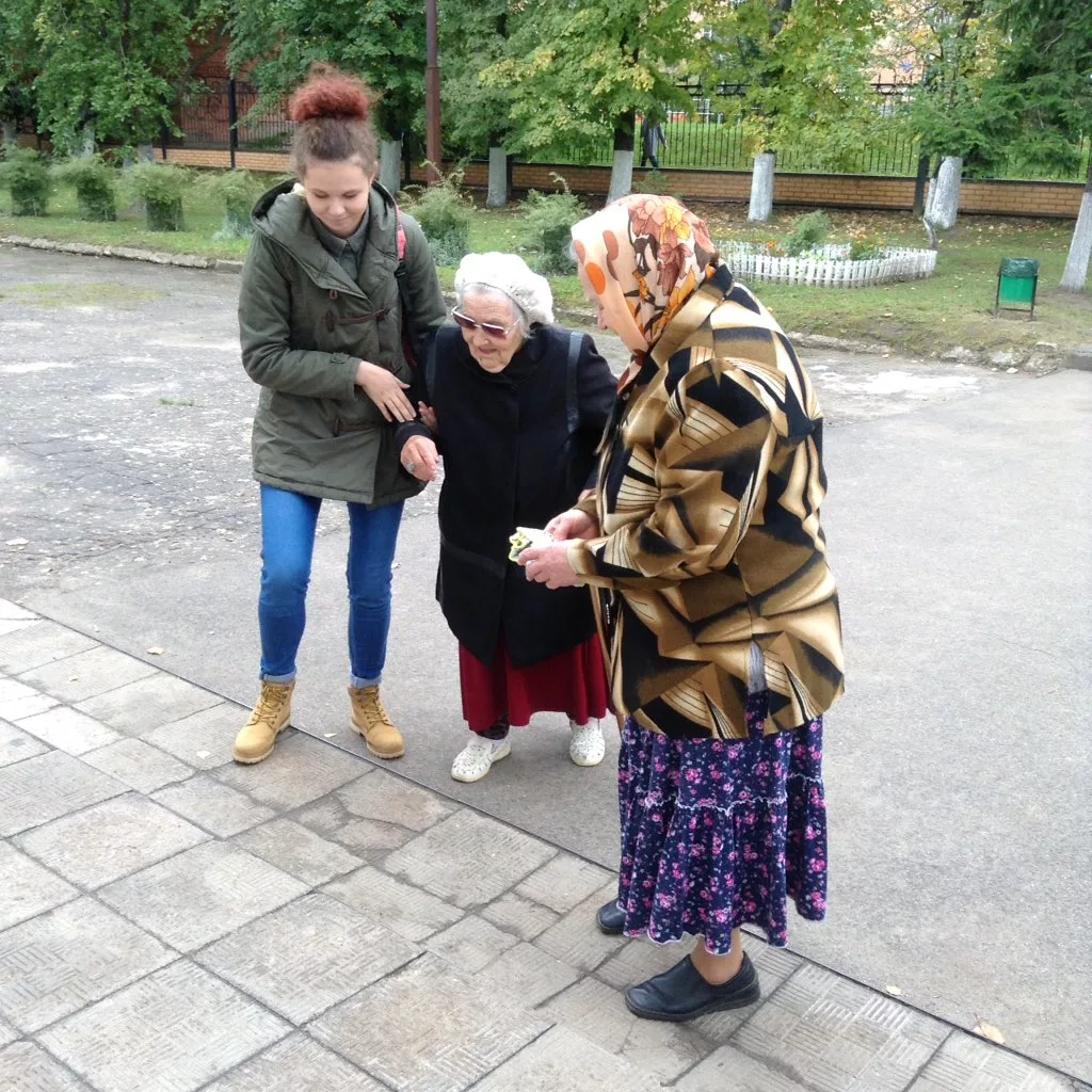 Помогает бабушке. Помощь бабками. Помогает бабушке. Бабушка с едой. Помощь старушке.