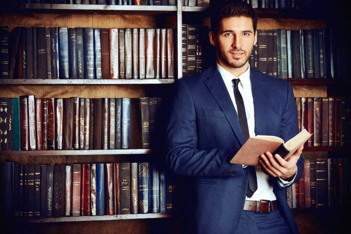 Читая художественную литературу человек развивает. Парень с книгой. Мужчина с книгой в руках. Мужчина в библиотеке. Бизнесмен с книгой.