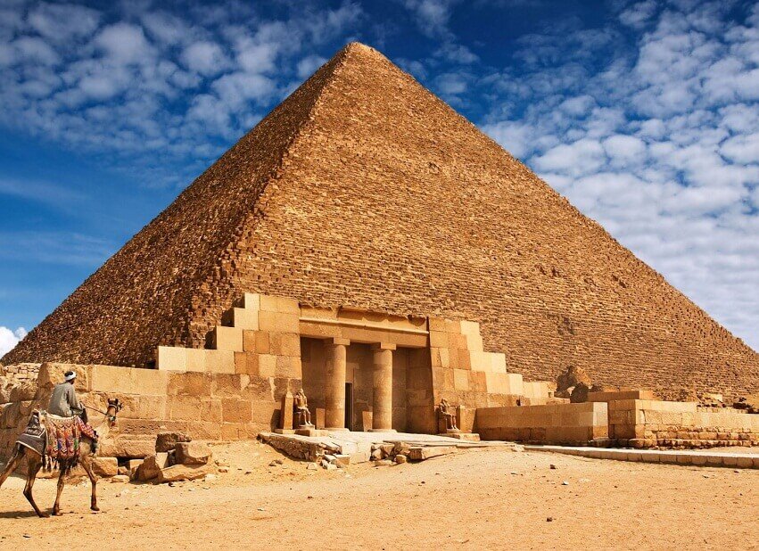 Археологи говорят о 118 пирамидах в Египте, частично или полностью сохранившихся до нашего времени. Их возраст – от 4 до 10 тысячелетий. Одна из них – Хеопса – является единственным уцелевшим «чудом» из «Семи чудес света». Комплекс под названием «Великие пирамиды в Гизе», куда входит и пирамида Хеопса , также рассматривался как участник конкурса «Новых семи чудес света», но его сняли с участия, так как эти величественные сооружения фактически являются «чудом света» в древнем списке.