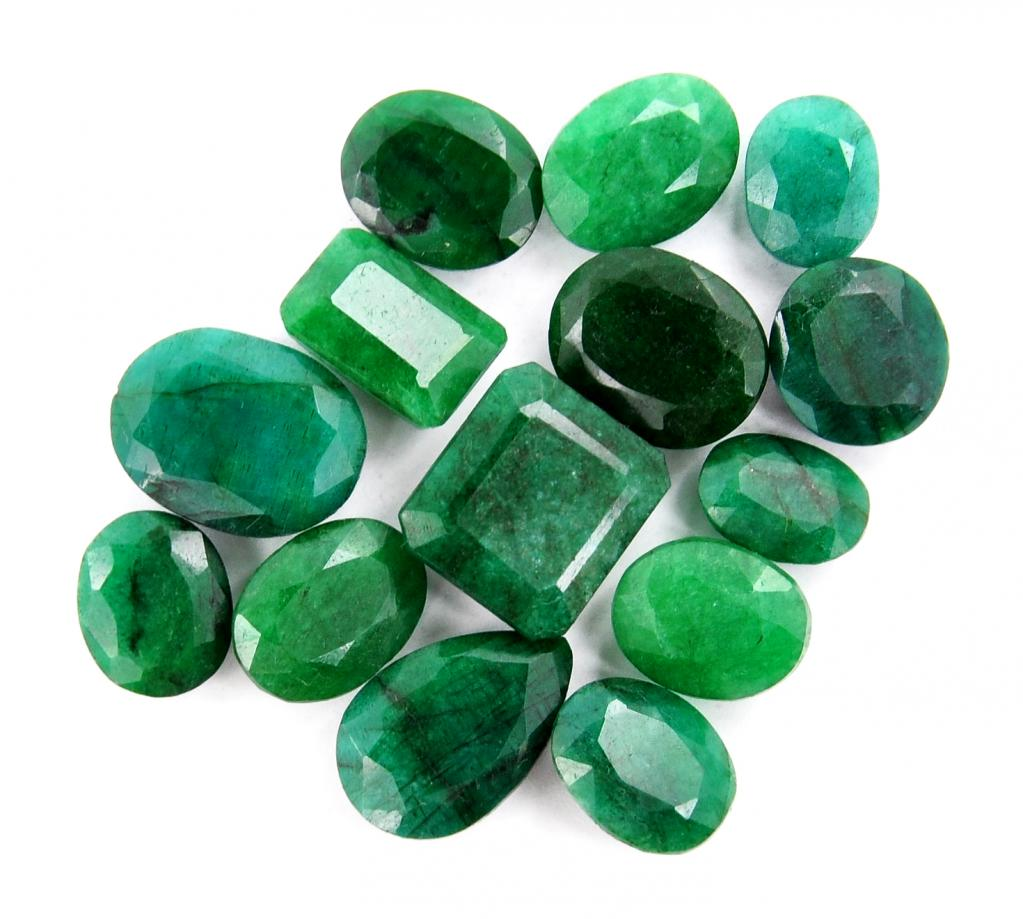 Какие бывают зеленые. Смарагд изумруд. Нефрит малахит изумруд. Зеленый камень полудрагоценный изумруд. Чистота изумруда 3/3.
