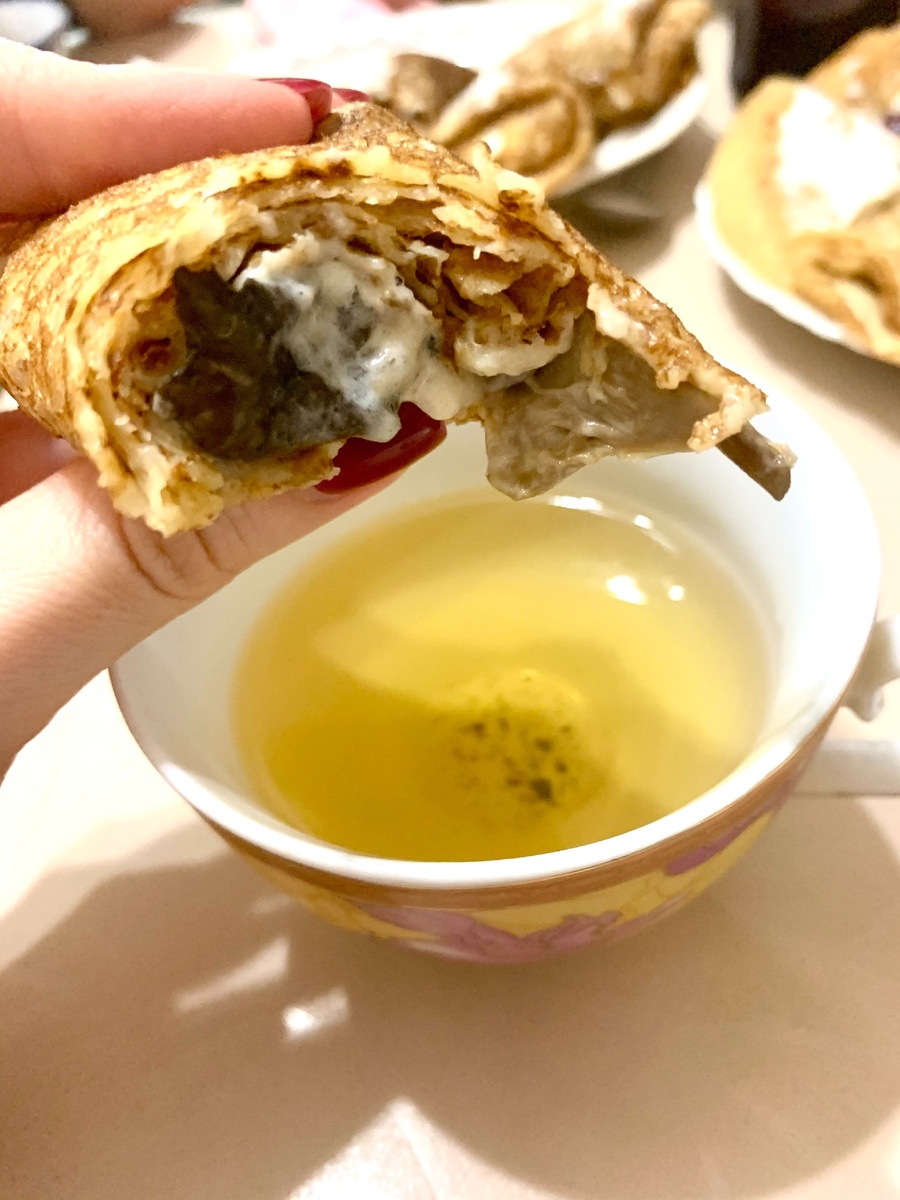 А вот и грибочек из начинки выглядывает...