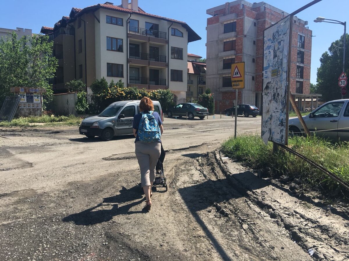 Моя мама пытается дойти с коляской до моря. Прямо ностальгия берет - почти, как на родине!