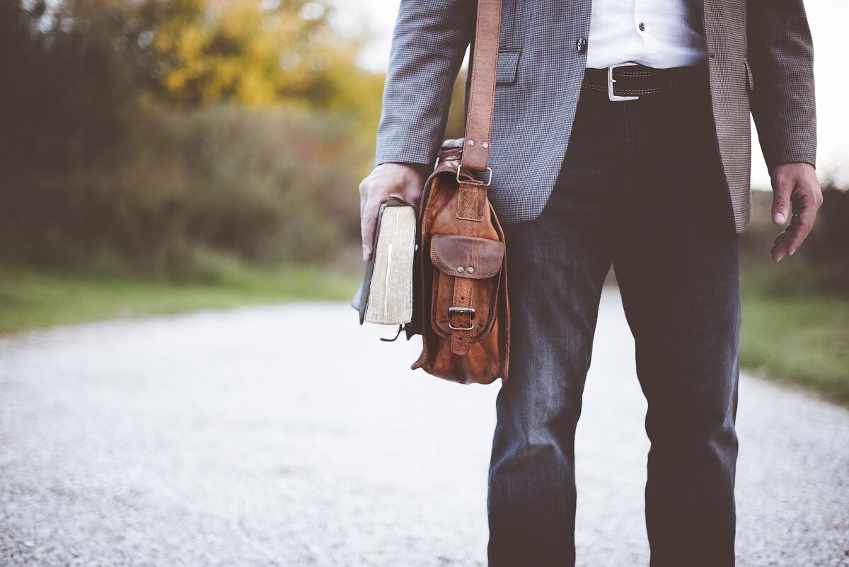 https://cdn.pixabay.com/photo/2016/11/29/09/41/bag-1868758_960_720.jpg