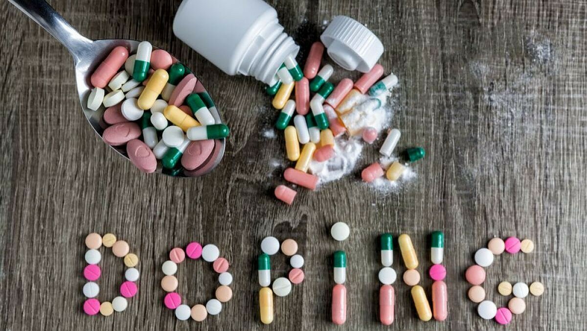 В феврале 2009 года биатлонный мир оглушил, пожалуй, самый громкий допинговый скандал при участии такого количества именитых спортсменов. В декабре у российских спортсменов, как это обычно бывает, взяли кровь на проверку содержания в ней допинга. У троих спортсменов, а именно Ахатовой, Юрьевой и Ярошенко, пробы «А» оказались положительными. По правилам IBU, спортсмены не могут быть обвинены в применении допинга до вскрытия пробы «B». Аккурат перед чемпионатом мира по биатлону пробы «В» были вскрыты. И на удивление всей биатлонной, болельщицкой, да и вообще мировой общественности, оказались положительными. Не стоит вдаваться в подробности всей этой некрасивой истории, не надо говорить, что результаты некоторых российских спортсменов после допингового скандала поползли вниз. Это всё слишком субъективно и не может сводиться к одному мнению. Но о чём стоит сказать? Это, безусловно, далеко не первый случай нарушения антидопинговых правил. И, увы, не последний… Совсем недавно мир велоспорта оглушил допинговый скандал с участием чуть ли не лучшего велогонщика современности Лэнса Армстронга. Даже если вы ни разу не видели велогонки, то очевидно, что имя этого спортсмена у вас на слуху. Лэнс лишён всех своих титулов, включая семь побед на «Тур де Франс».

Гимнастки Чащина и Кабаева, биатлонистки Медведцева и Резцова, футболисты Давидс и Рыбка, лыжницы Чепалова и Лазутина и далее по списку. Нет, эти списки не бесконечны, конечно, но, тем не менее, в какой-то мере трагичны. Стоит признать, что современный спорт превращается в битву фармакологий. Пройдёт пару десятилетий и побеждать будет не тот, кто в действительности сильнее, а тот, чья федерация обладает лучшим медицинским оснащением.

Уже сейчас помимо запрещённого допинга, многие спортсмены (особенно это касается «зимников») применяют вполне легальные противоастматические препараты. Нет каких-то реальных доказательств, что эти препараты дают преимущество тем, кто их принимает, но зато на лицо резкий скачок Марит Бьорген в лыжах и естественное недовольство её главной соперницы Юстины Ковальчик. Полька даже предлагала создать специальные соревнования для астматиков. Естественно её малость истеричные протесты остались неуслышанными, и Бьорген продолжает царствовать в лыжах у женщин.

Таким образом, проблема фармакологии, а в частности допинга, является наиболее острой проблемой в спорте. Нанося серьёзный ущерб по здоровью спортсменов (многие и не догадываются, что им колют допинг), допинг так же лишает соревнования главной их составляющей - честной борьбы.