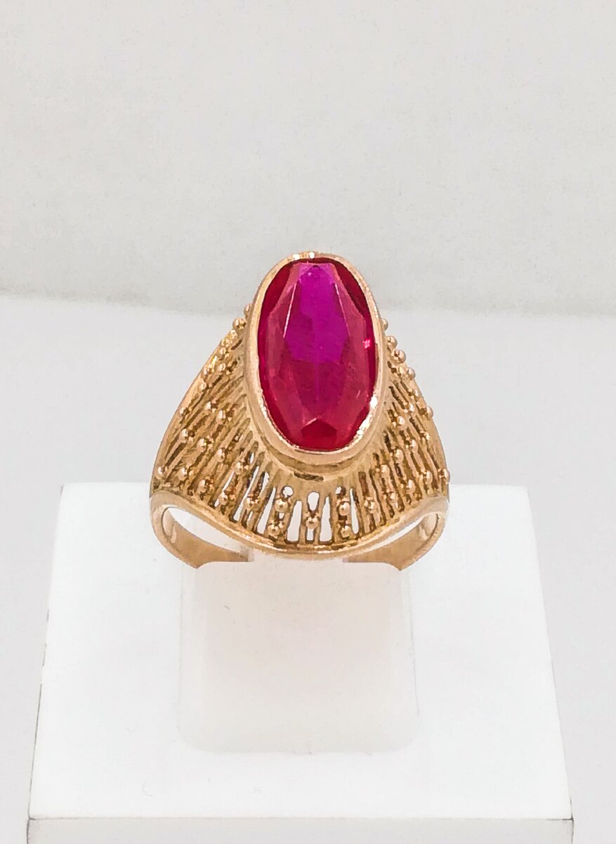 Классическое советское  кольцо с "рубином",камень-искуственный корунд,ничего драгоценного в нем нет,зато проба 583.Такие б/у изделия покупать выгоднее всего