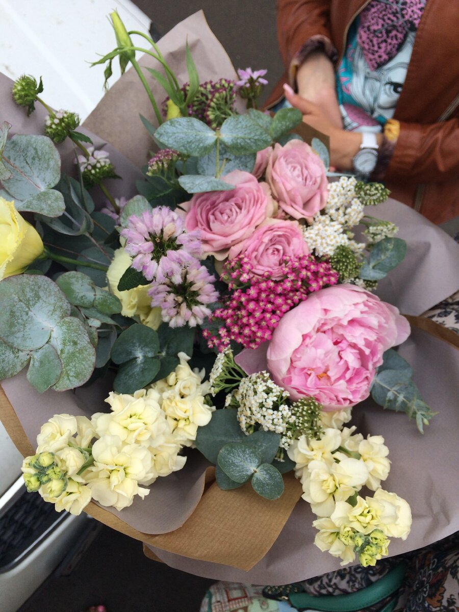 Вот такие красивые букеты учителям дарят у нас