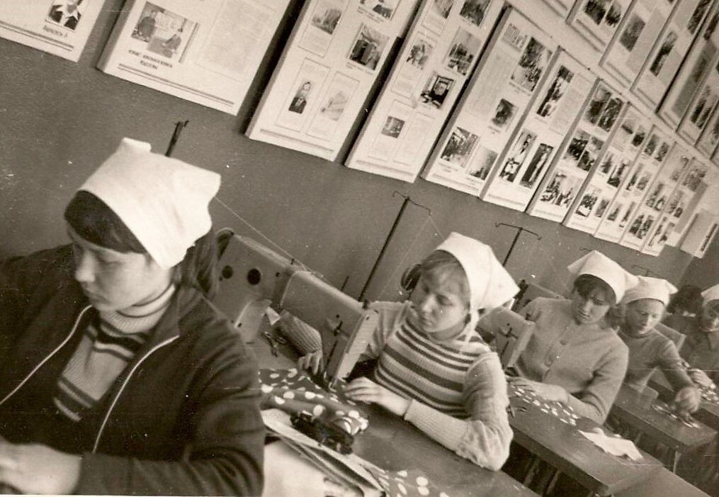 Школьницы на производственной практике
Неизвестный автор, январь - март 1982 года, Горьковская обл., г. Городец, из архива Марины Ворониной.