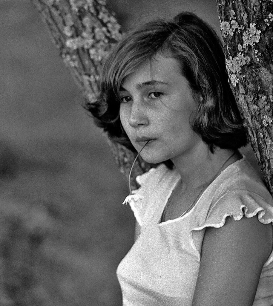 Девушка из первого отряда
Павел Сухарев, июнь - август 1985 года, Московская обл., Рузский р-н, дер. Федчино, из архива Павла Сергеевича Сухарева. 
