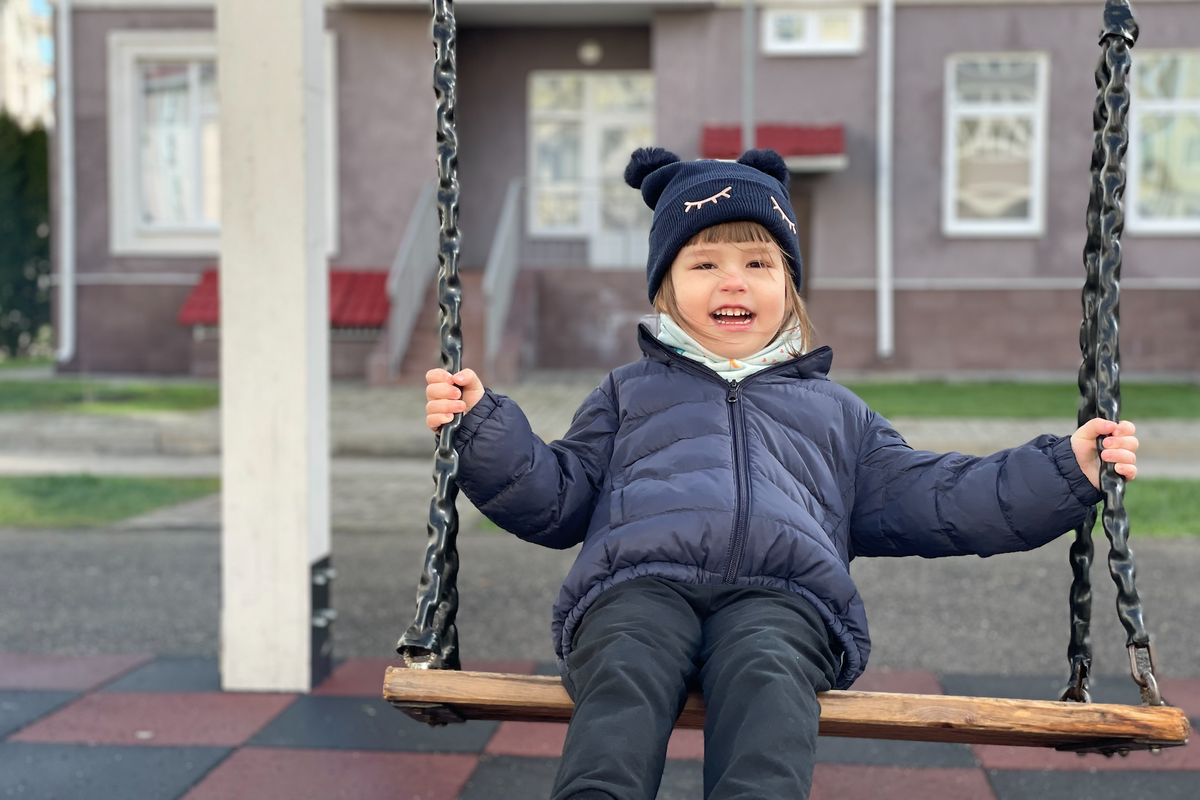 Разрешала дочери кататься на всех качелях, которые попадались на нашем пути :)