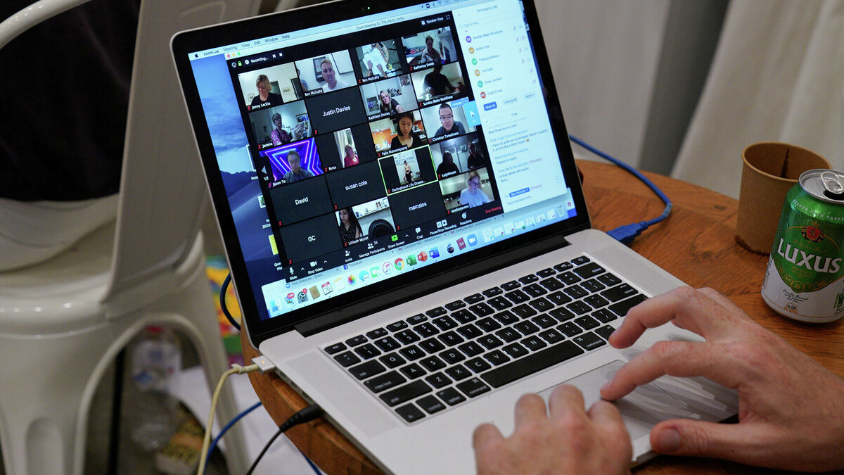 Собрание в Zoom (фото: week-news.ru/roskomnadzor-posovetoval-ispolzovat-otechestvennye-servisy-vmesto-zoom)