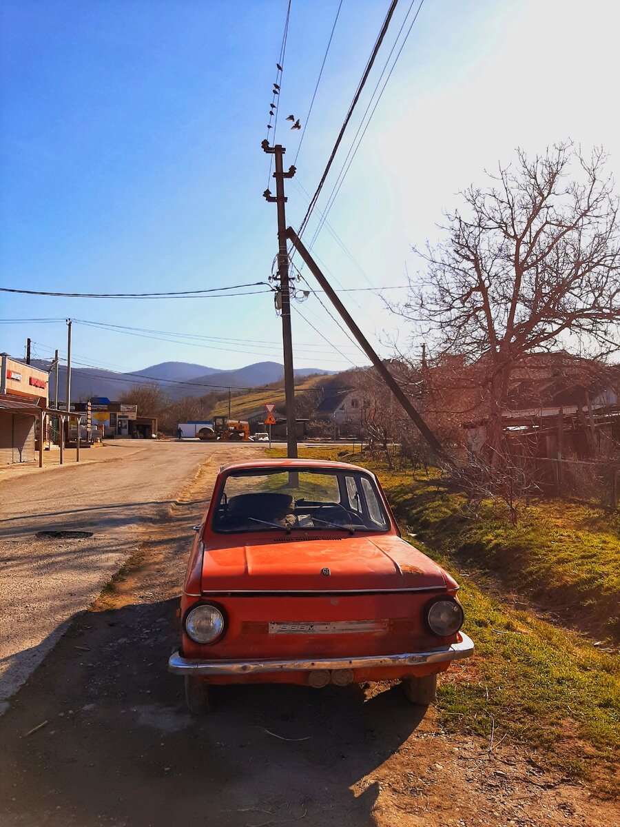 Дорога к озеру из поселка