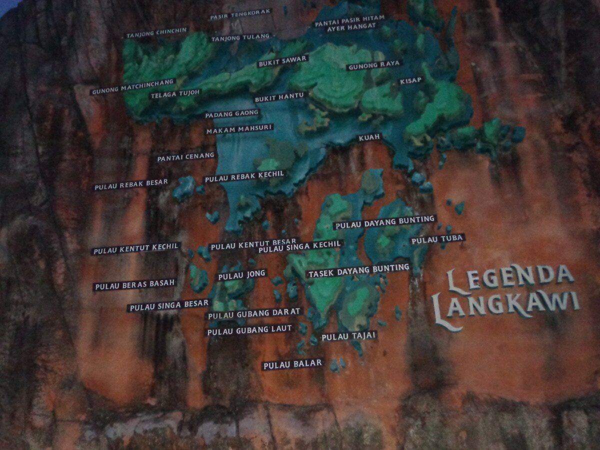 На скале изображены почти все острова архипелага Лангкави