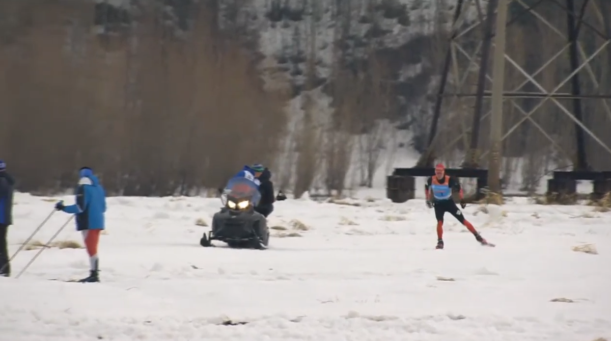 Александр Большунов появляется в далеке