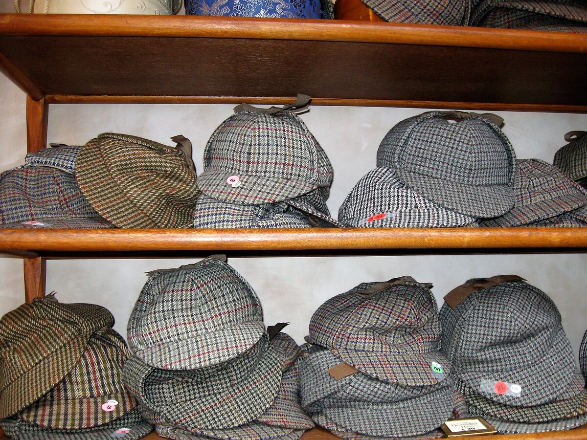 «Шляпы Шерлока Холмса» в сувенирной лавке на Бейкер-стрит, 221b в Лондоне
