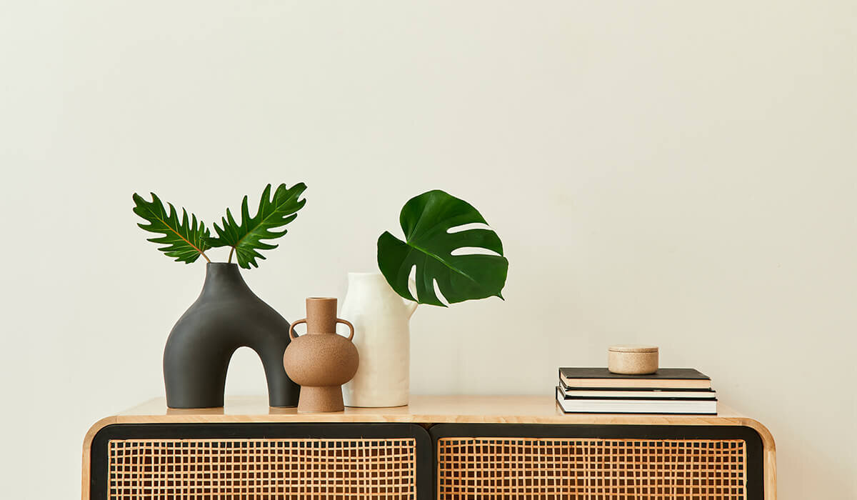 Обтекаемые формы предметов интерьера - например, композиции из ваз