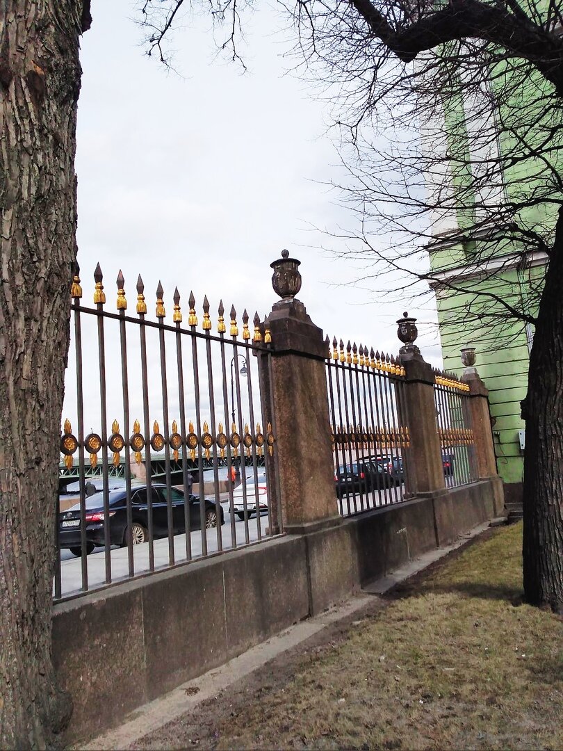 Решетка у Мраморного дворца. Фото автора.