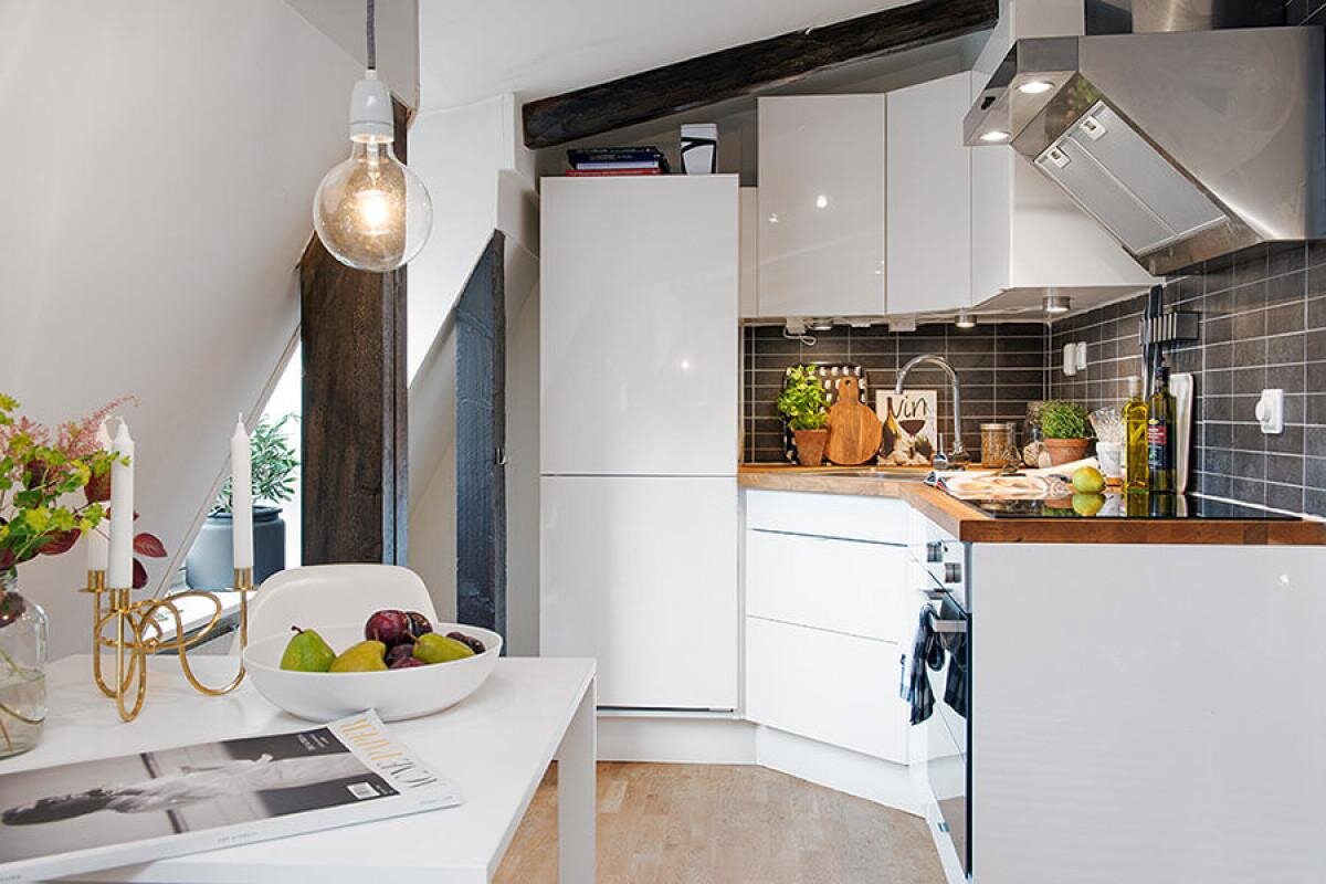 Встроенный кухонный гарнитур двухуровневыми верхними шкафами без ручек хай-тек