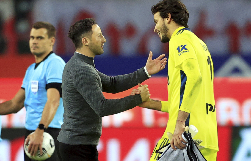 Главный тренер "Спартака" Доменико Тедеско и вратарь "Локомотива" Гилерме после дерби. Фото: globallookpress