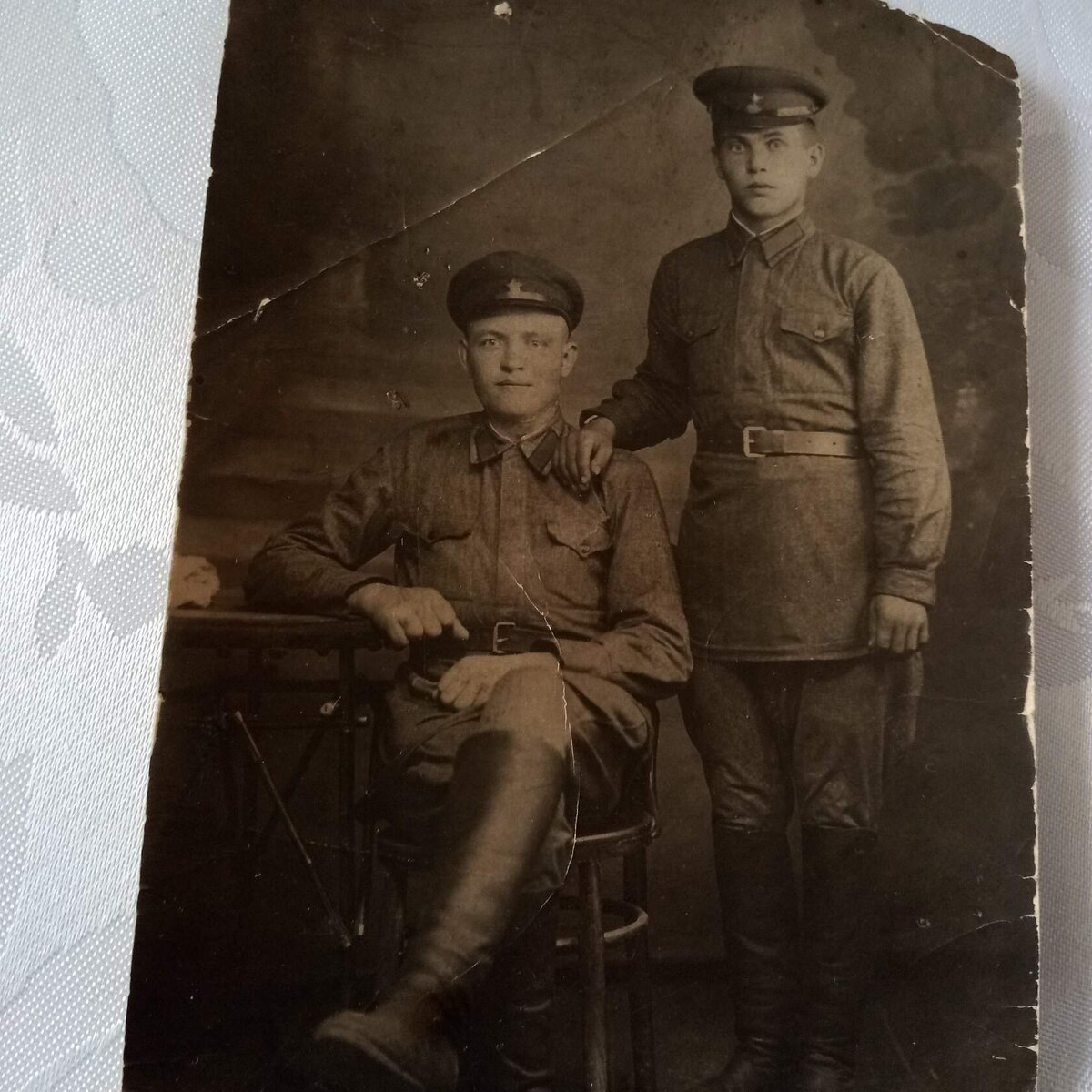 История нашей семьи. Слева  Фролов Серафим Дмитриевич (родной брат моей бабушки), рядом стоит сын Полины-Виктор. Фото из домашнего архива.
