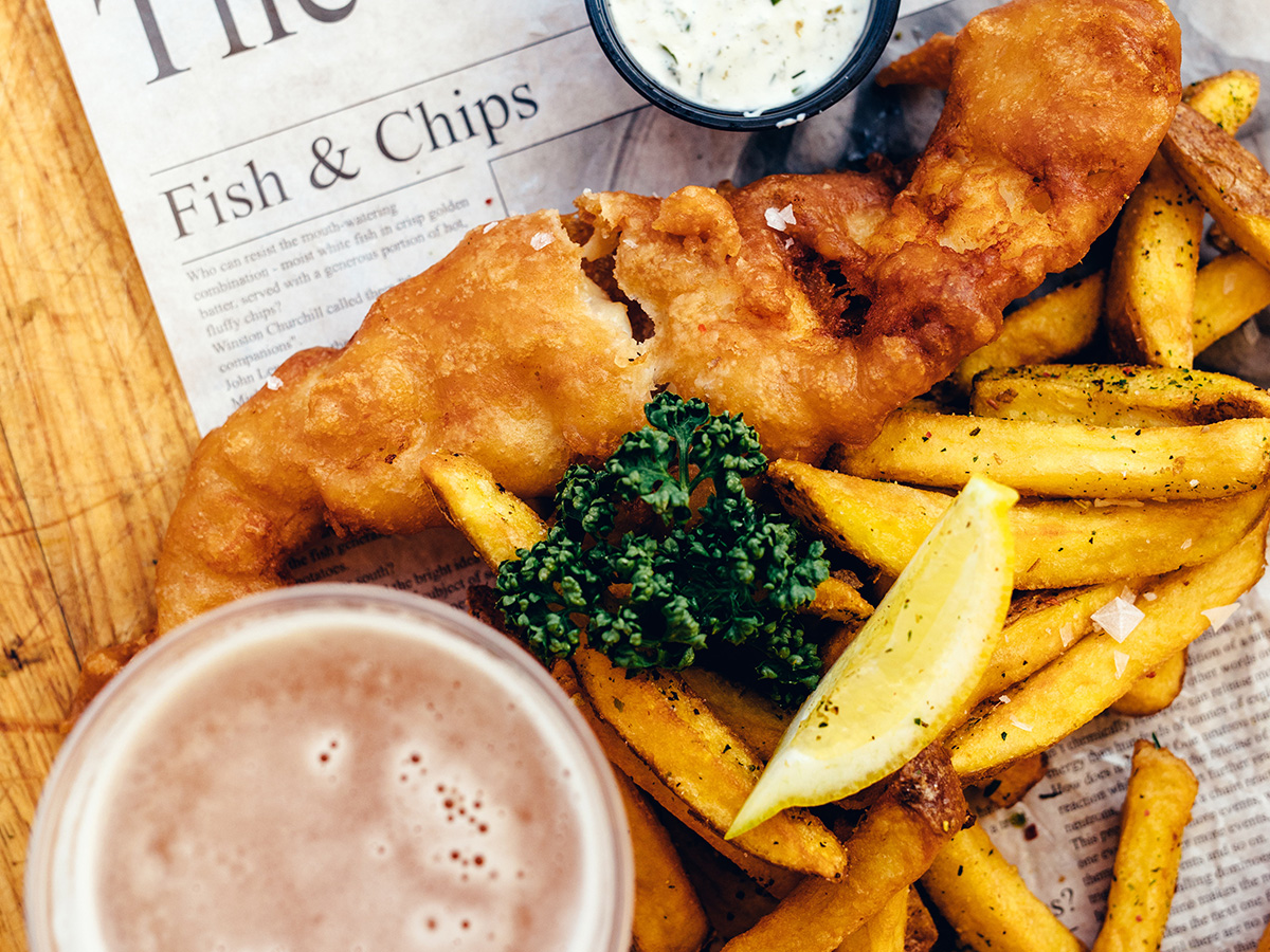 Fish and chips. Великобритания Фиш энд чипс. Фиш энд чипс в Лондоне. Fish and Chips английское блюдо. Фиш энд чипс стрит фуд.