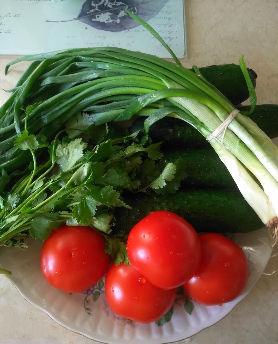 Кинза, зелёный лук, помидоры и огурчики для весеннего овощного салата.
