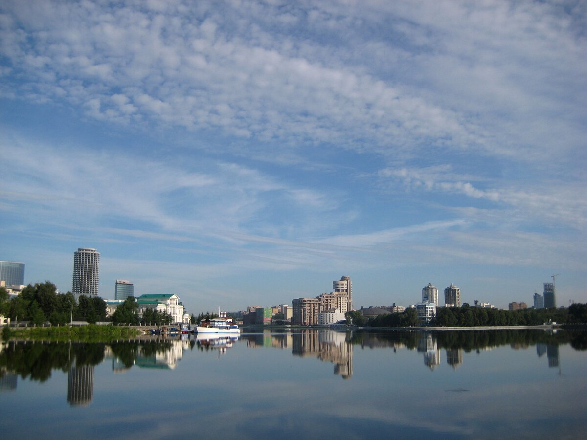 Екатеринбург. Река Исеть. Вот за тем госпиталем с зелёной крышей был мой дом. Фото автора