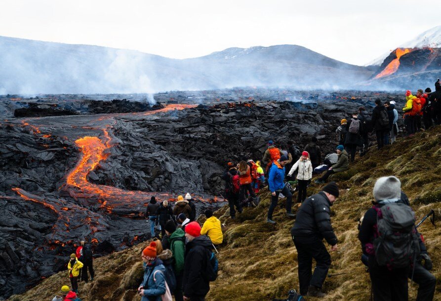 Фотограф Крис Беркард, запечатлевший извержение для National Geographic, тоже был потрясен зловещим, но прекрасным пейзажем. “Это было завораживающе", - говорит он. - Никогда не думал, что такая простая вещь, как расплавленный камень, может так меня взволновать.”Вулканический туризм процветает, но не слишком ли это рискованно?