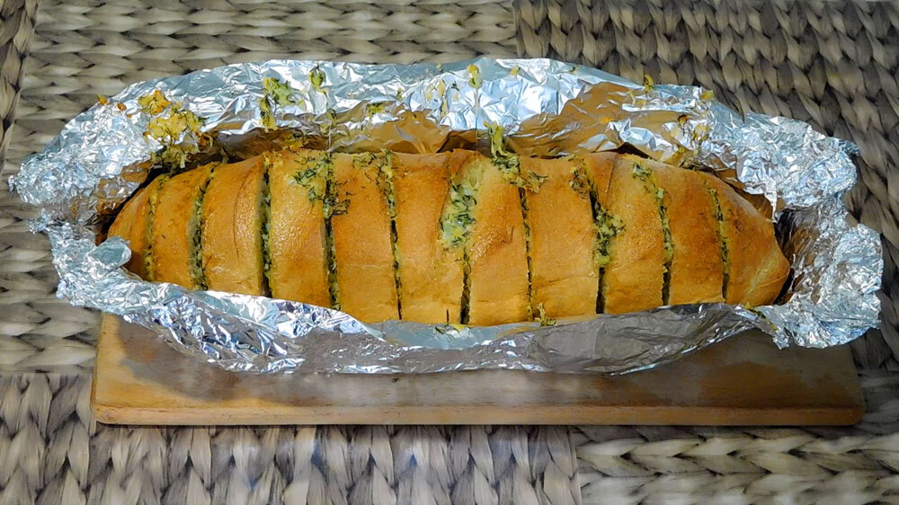 Багет с чесноком и сыром в духовке