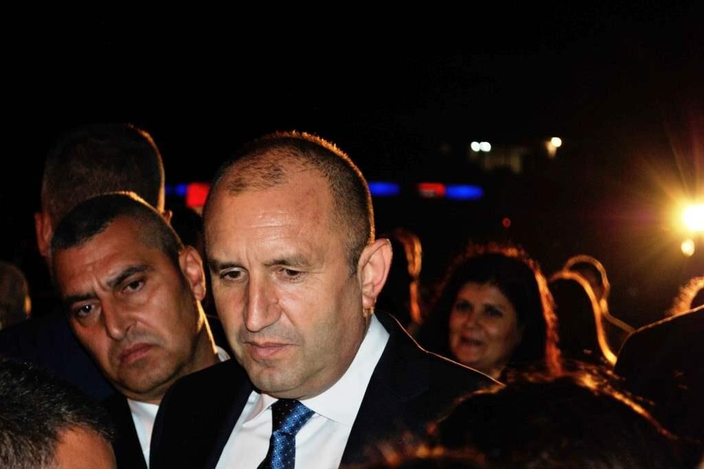 И президенту не до того, видите, какой он грустный (фото из личного архива, если честно, сентябрьское. Но не думаю, что с тех пор болгарский президент сильно повеселел - особых поводов для веселья пока нет).