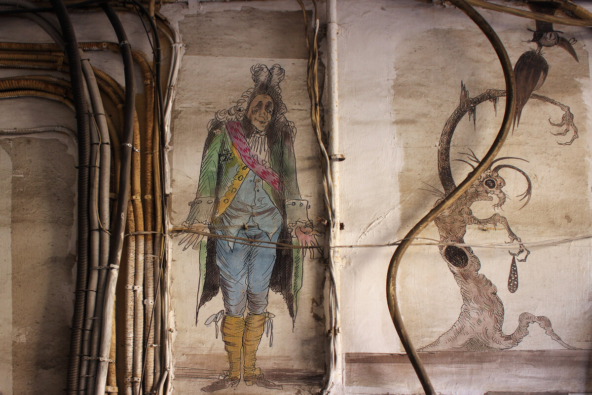 Рисунки Центра Шемякина в арке исторического здания 