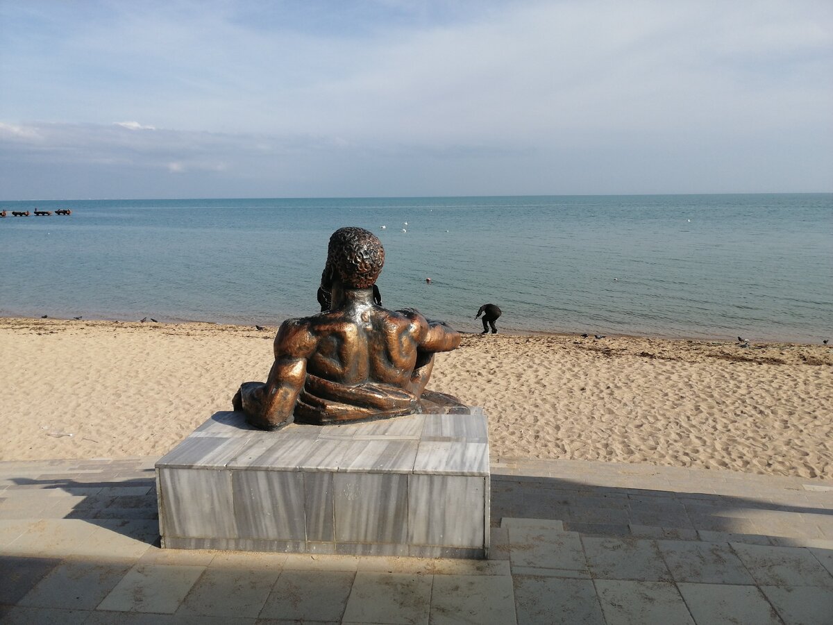 Набережная. Отдыхающий Геракл, вид сзади))))