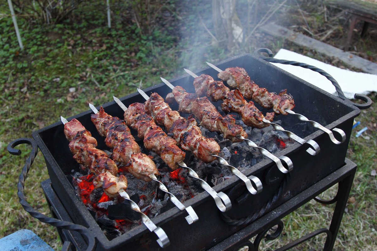 Приготовление шашлыков. Источник фото: https://clck.ru/USAJe