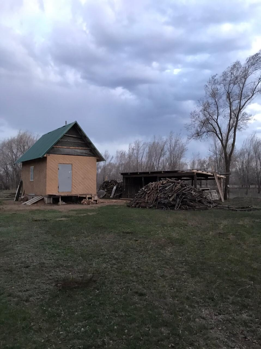 Мое нынешнее жилье.Домик не доделан,для проживания зимой необходимы полы.Про внешнюю и внутреннюю отделку  пока даже не задумываюсь.