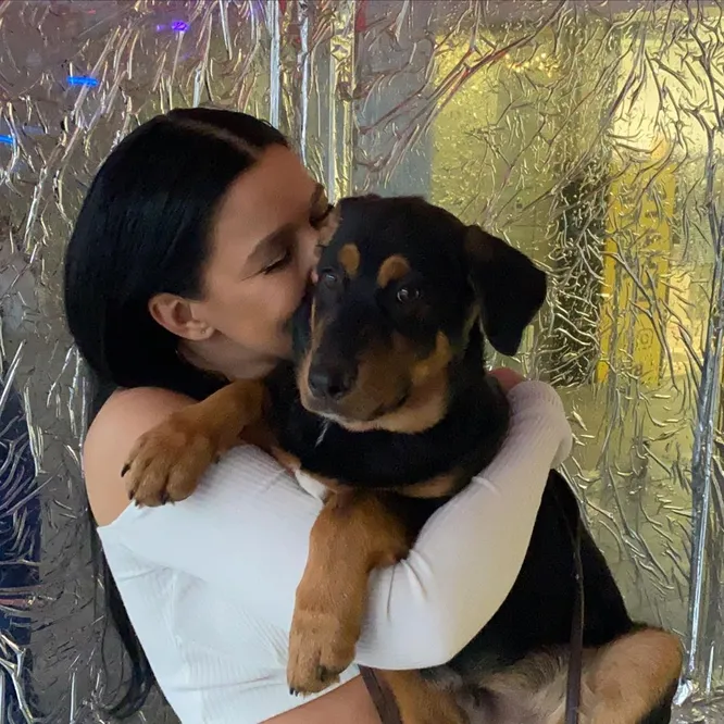 Мальчик и Елка. Источник фото: instagram/elkasinger