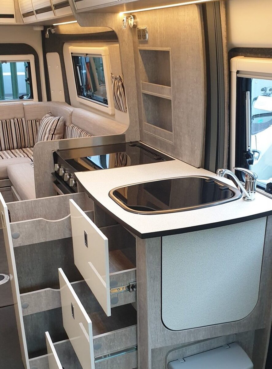 Никто не додумался, а вот англичане сделали удобный автодом в фургоне ...