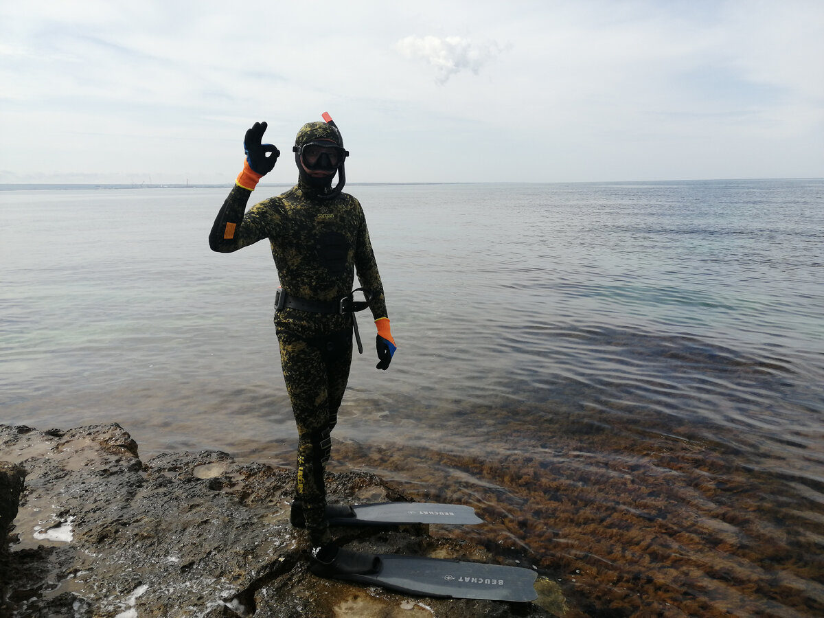 Вода 11 градусов! а он ныряет! 