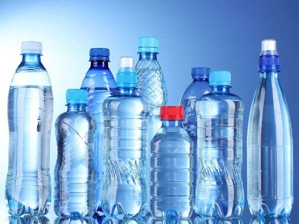 Бутилированная вода удобна тем, что можно выбрать тару нужного размера - 0,3 л, 0,5 л., 1 л., 1,5 л, 5л, 18 литров и так далее.