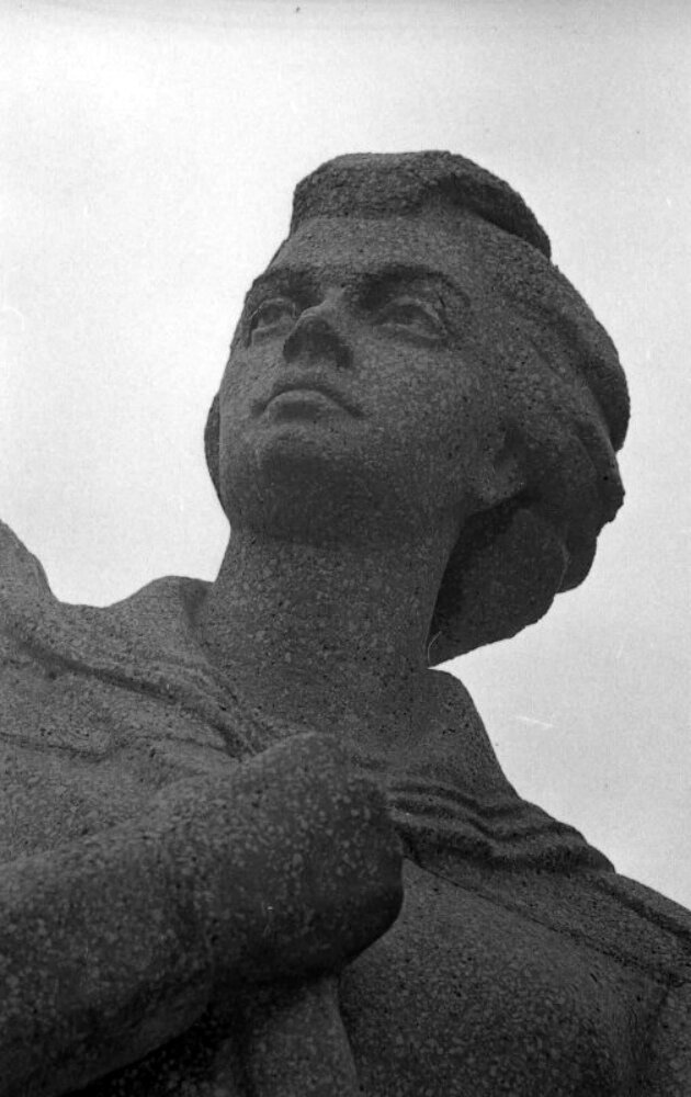 Фрагмент памятника Герою Советского Союза М.Н. Цукановой. 1968. Автор: Н.А. Назаров. Источник: goskatalog.ru 