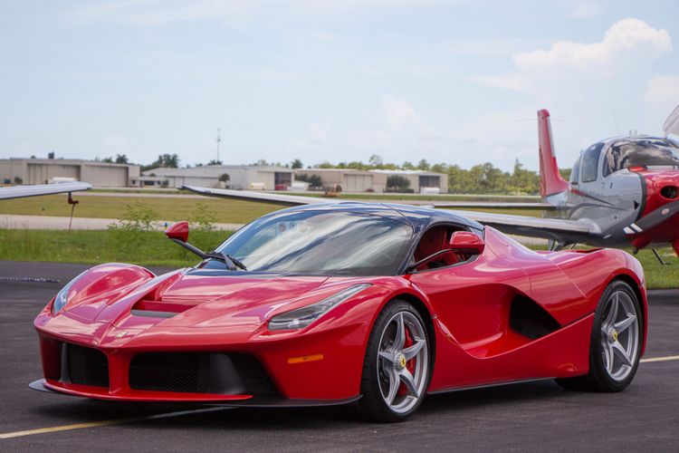 Ferrari LaFerrari - изумительное произведение искусства, излучающее необычность и захватывающее исполнение. Эта изумительная дорожная машина - одна из моделей, которыми Ferrari так гордится, что ее название даже переводится как «Феррари». 
После нескольких лет упорной работы компания наконец внесла свой вклад в постоянно развивающийся мир гибридных автомобилей. Несмотря на странный и похожий на жучок дизайн, общая форма LaFerrari должна быть максимально аэродинамичной. Автомобиль ограничен всего 499 единицами, причем версия 2020 года принадлежит к  самым быстрым гибридным суперкарам этого года .