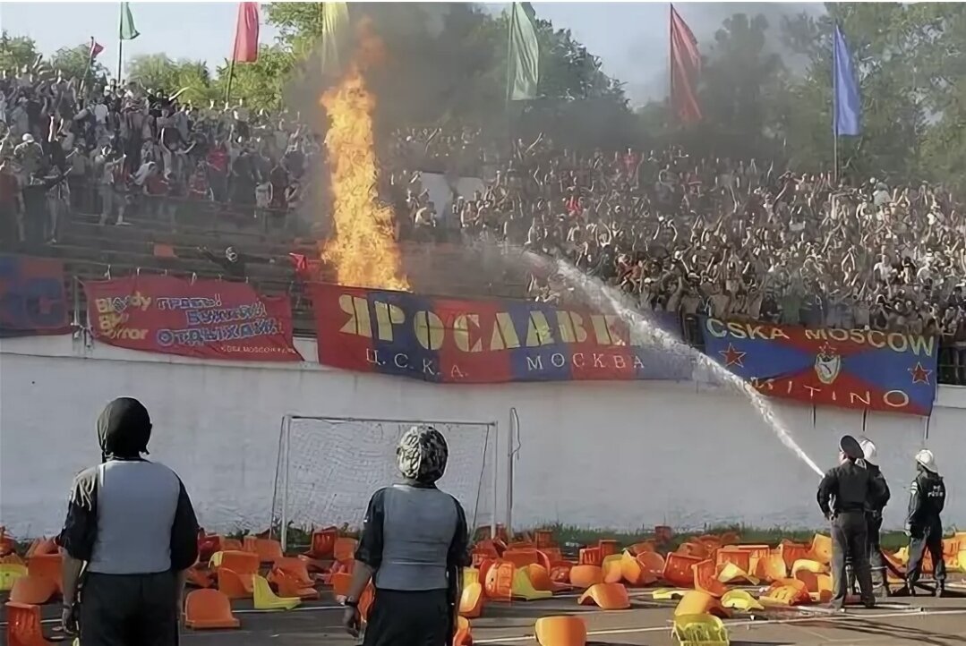 Беспорядки на матче "Торпедо" Вл - ЦСКА. Фото twitter.com