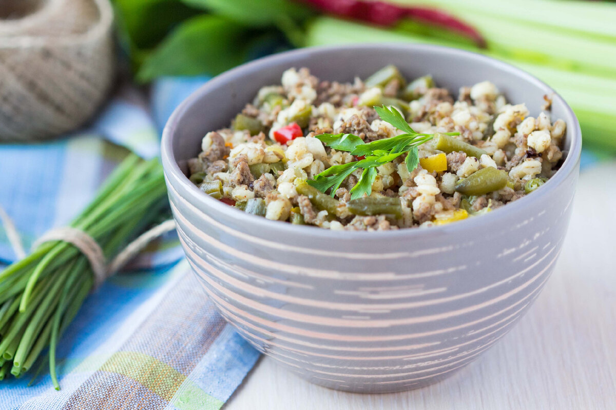 Перловка как приготовить вкусно. Вецс Путра. Перловая каша. Перловая крупа с овощами. Перловая каша с овощами.