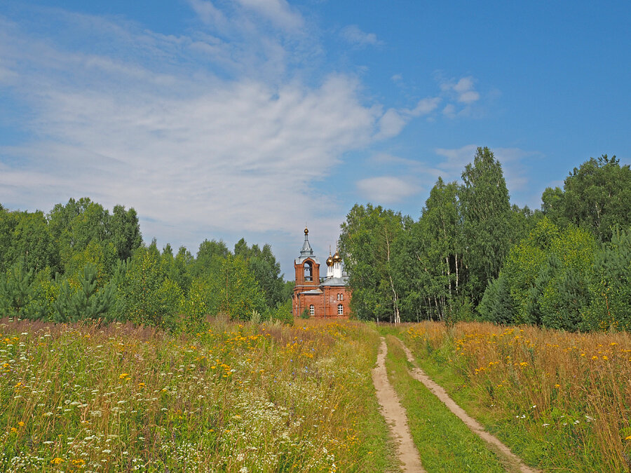 Дорога через поле к Троицкому храму.