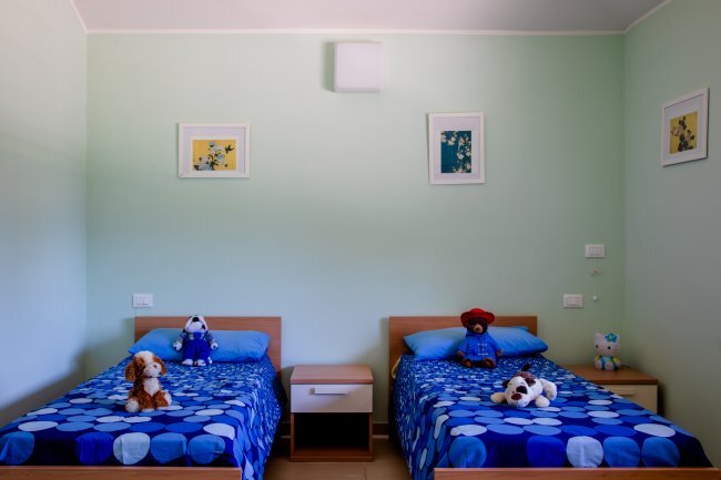 детская спальня в одном из современных итальянских "детдомов" (фото – miniformo.it)