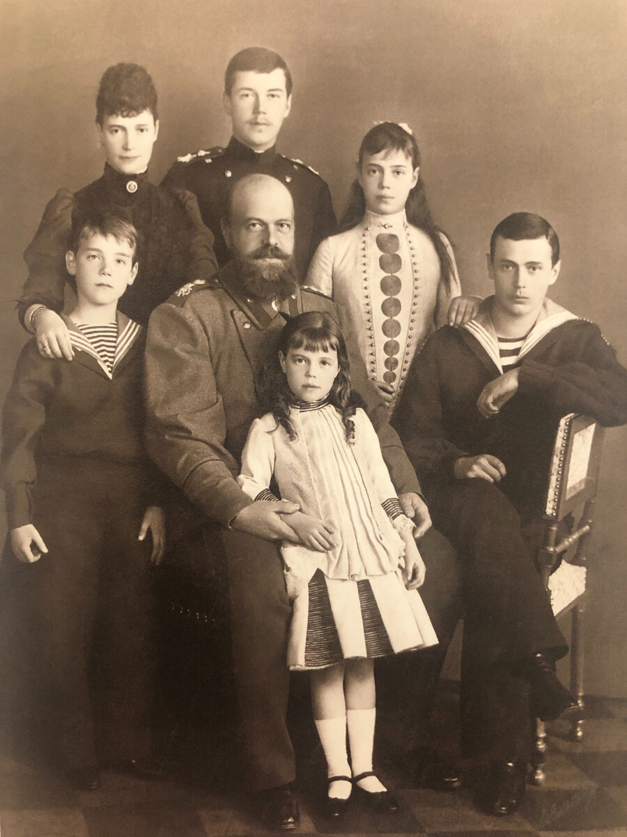 Семья императора Александра III.  Императрица Мария Фёдоровна, Великие князья: Николай, Георгий, Ксения, Михаил, Ольга. Фотограф С.Л. Левицкий. ГАРФ